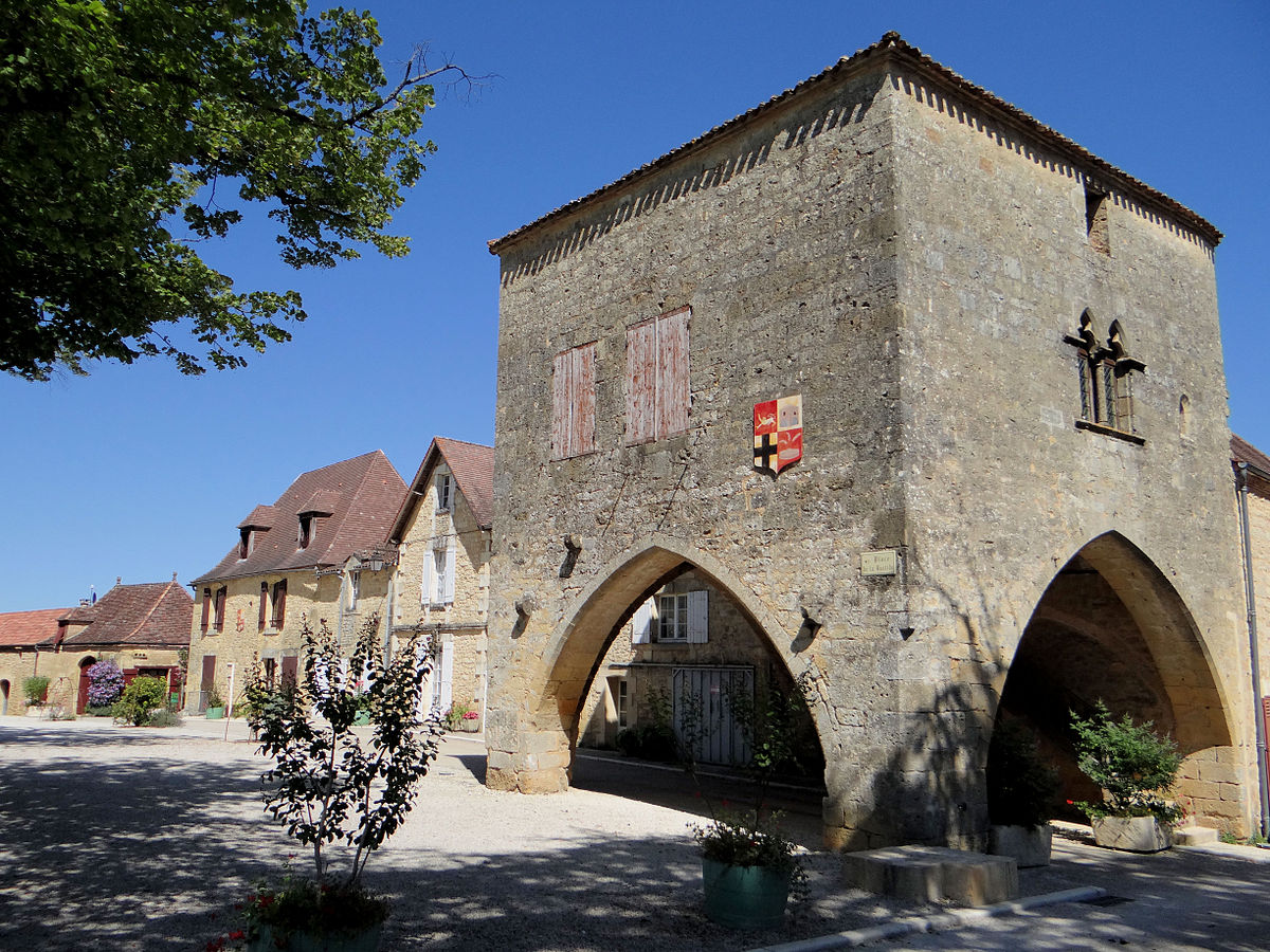 1200px-Molières_(Dordogne)_-_La_place_de_la_bastide_avec_la_maison_du_bayle